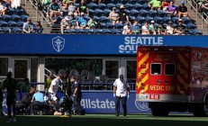 Sounders GK Stefan Frei在救护车上与机组人员对抗